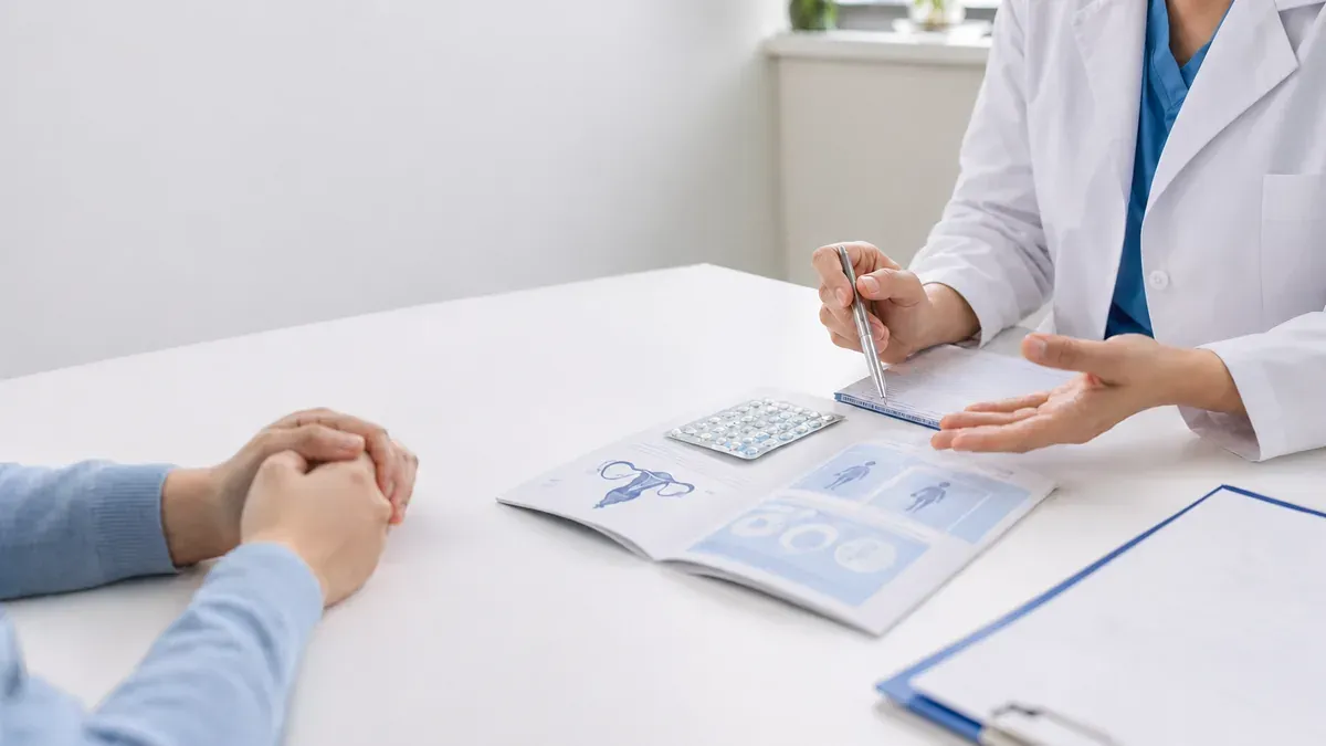 Ärztliches Gespräch über Pille und Antiandrogene bei PCOS.